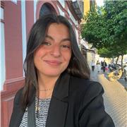 Graduada en Administración y Dirección de Empresas en la UPO, y máster en Pedagogía Montessori. Experiencia de Nanni y maestra